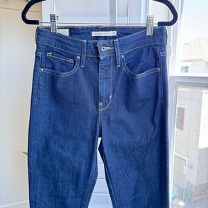 Levis size 27. Size M